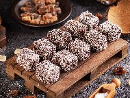Рецепта Пухкави слепени сладки със сладко, глазура и кокосови стърготини